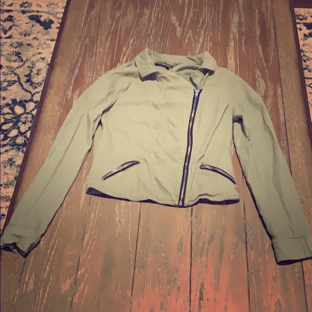 Crop cute zip up over coat !